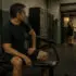 Hombre mexicano de cuarenta y cinco años mira a un joven tatuado al cierre de un gimnasio de barrio en Ciudad de México.