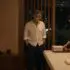 Arquitecto mexicano de 55 años y masajista tailandés adulto conversan junto a una camilla en un estudio nocturno de Bangkok.