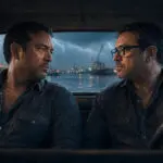 Dos hombres mexicanos maduros se miran dentro de una camioneta bajo una tormenta en el puerto de Veracruz.