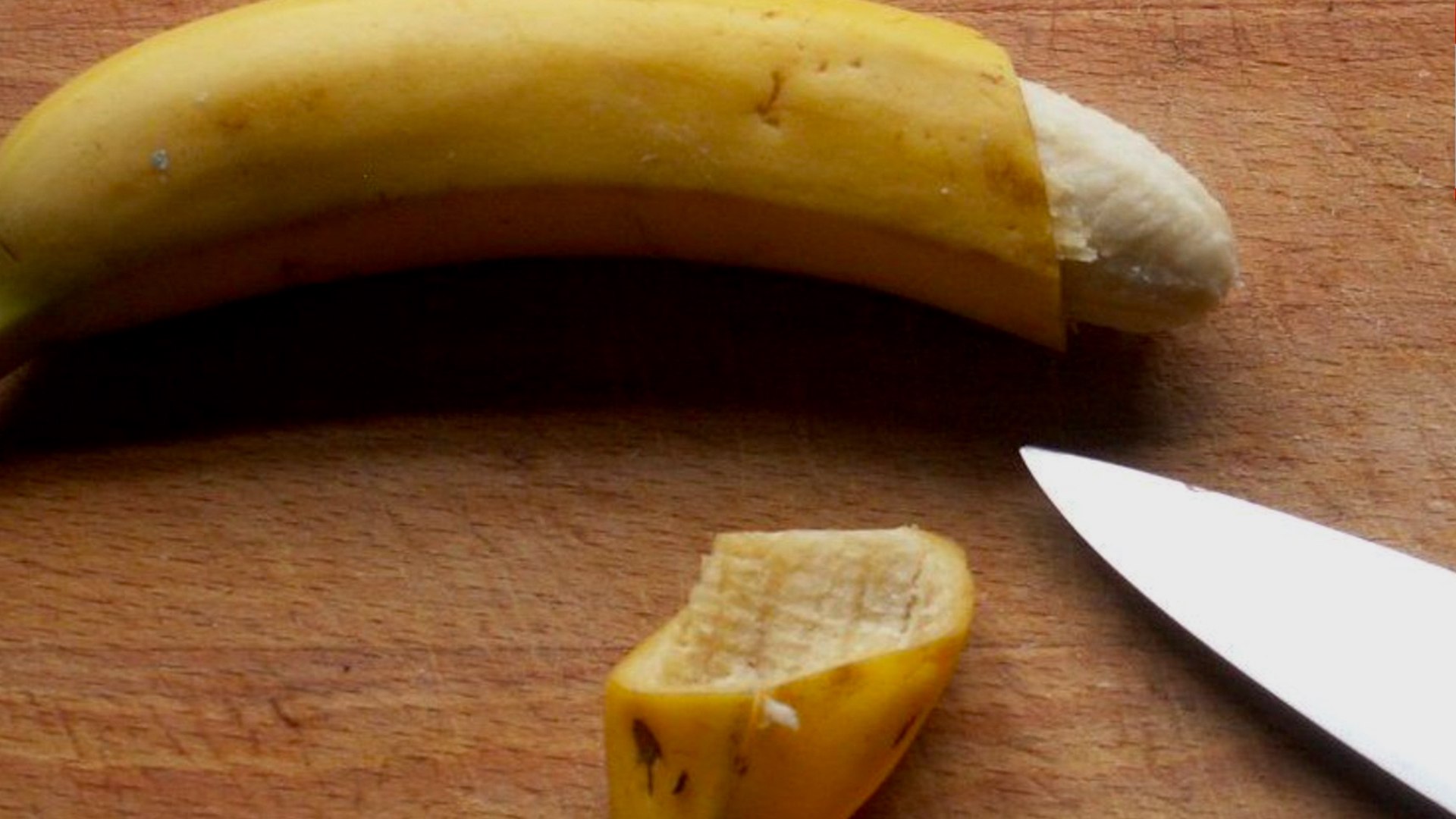 Плюсы и минусы обрезания крайней плоти. Обрезание банан. Обрезанный и необрезанный.