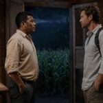 Hombre zapoteco y visitante español se miran dentro de una cabaña junto a una milpa de la Sierra Norte de Oaxaca.